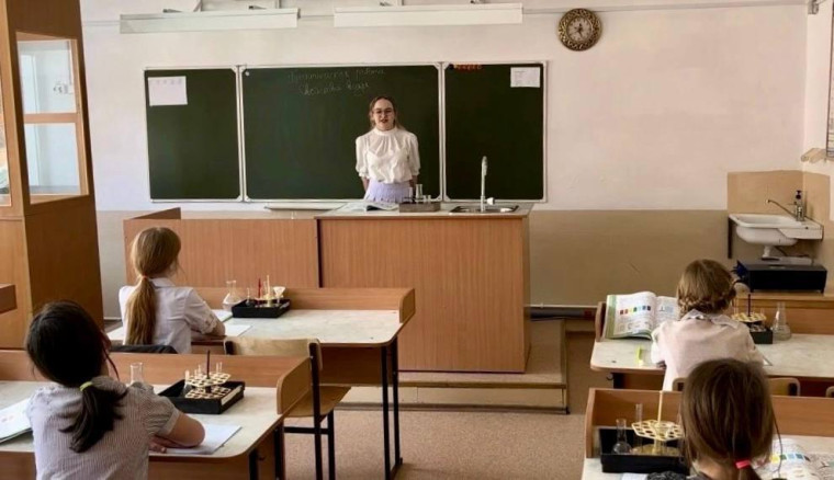 Молодые учителя могут получить миллион рублей в Алтайском крае..